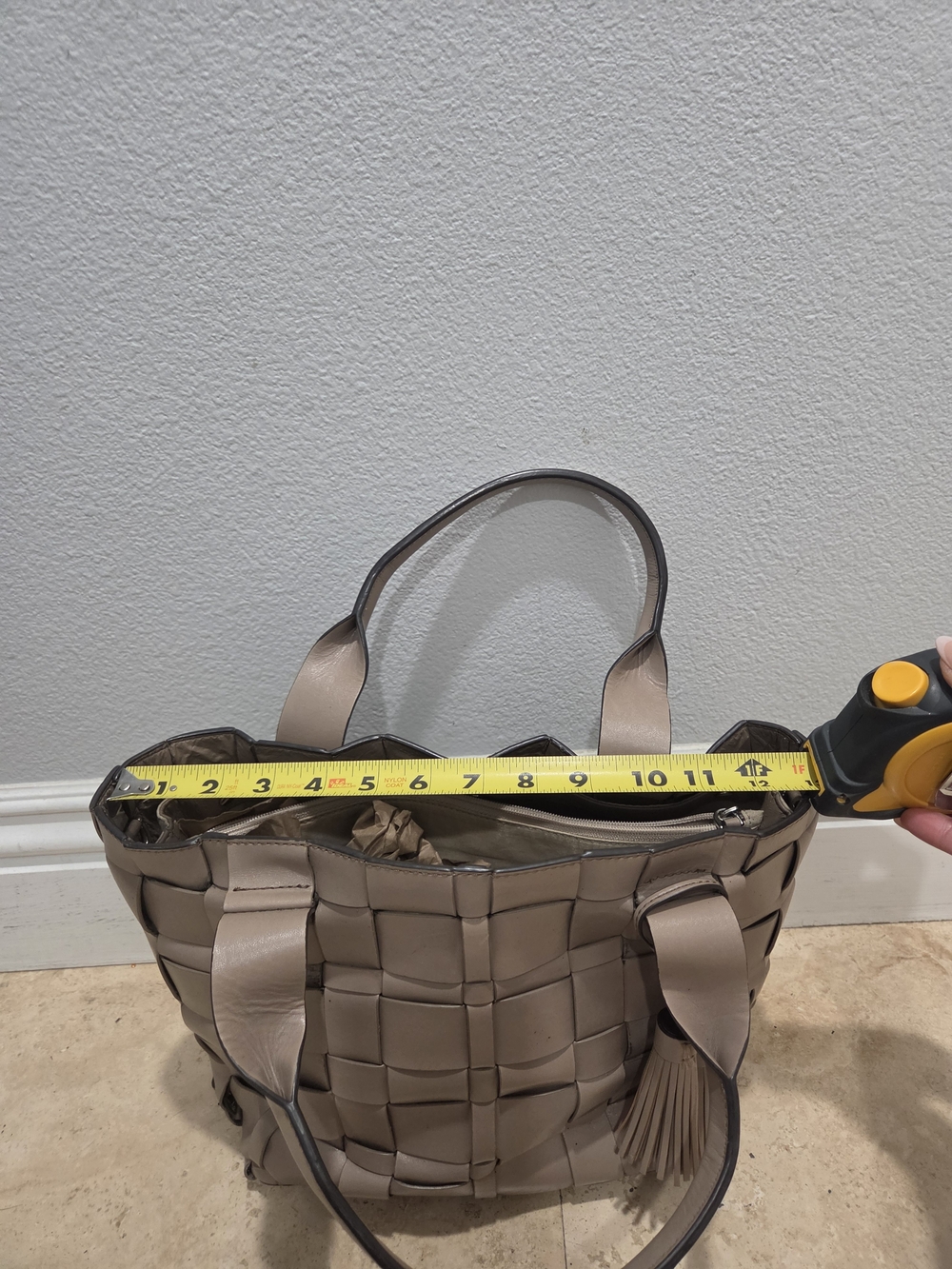 Authentic Michael Kors Vivian Large Woven Leather Tote Bag - Peanut Tan w/ COA - Picture 5 of 16